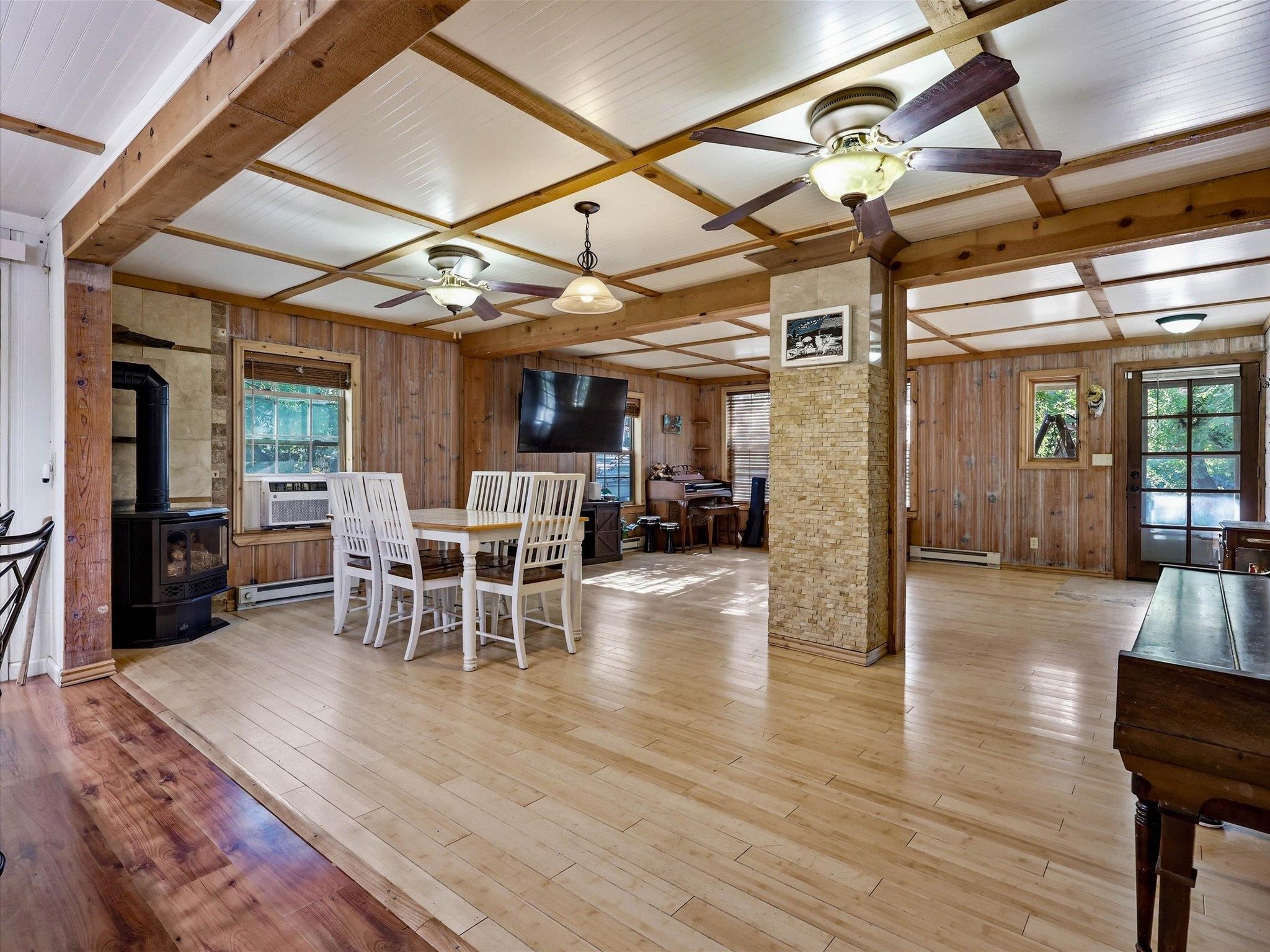 930 Garden Lane Property Photo 6
