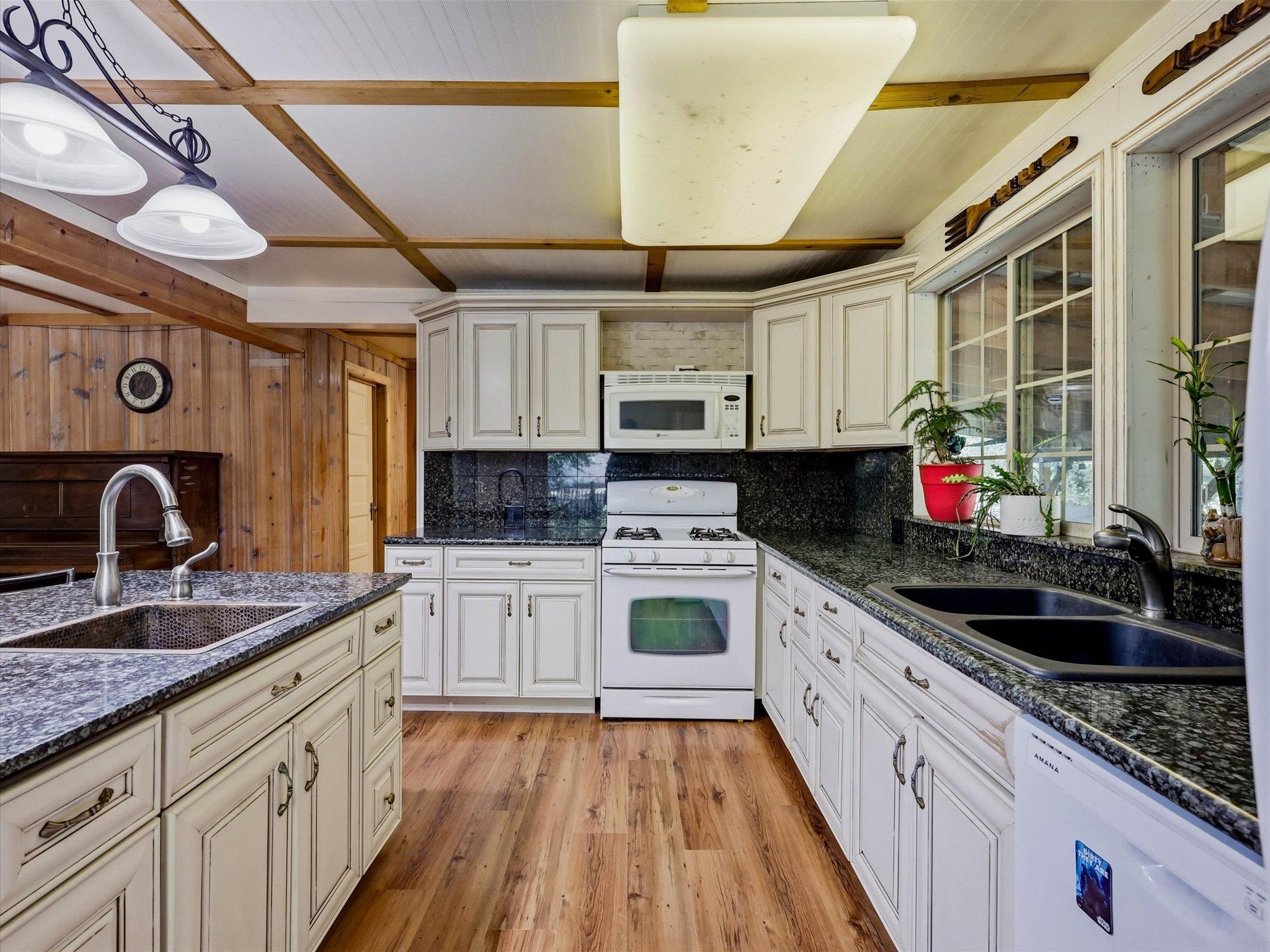 930 Garden Lane Property Photo 9