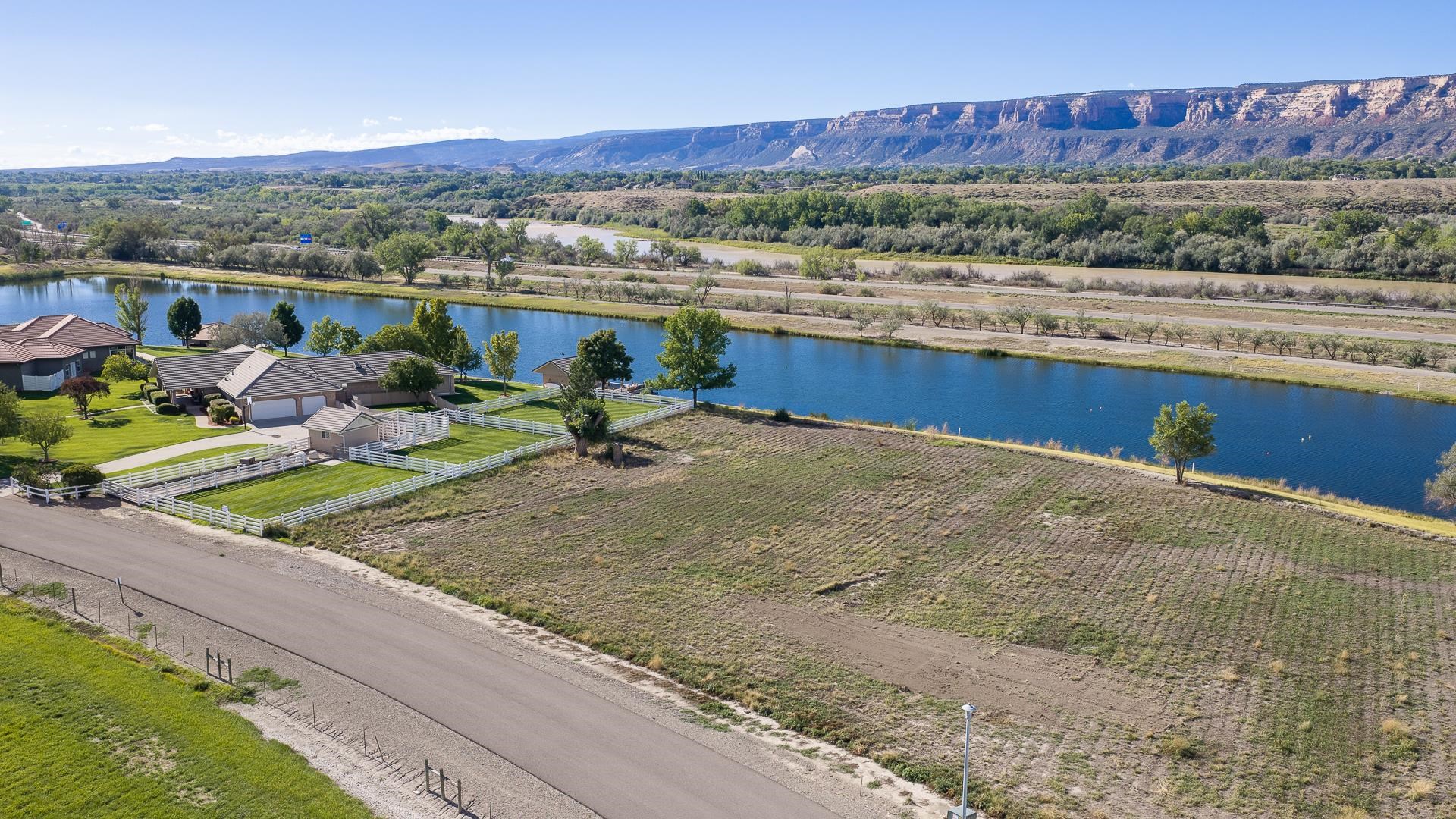2061 Blue Water Drive Property Photo 3