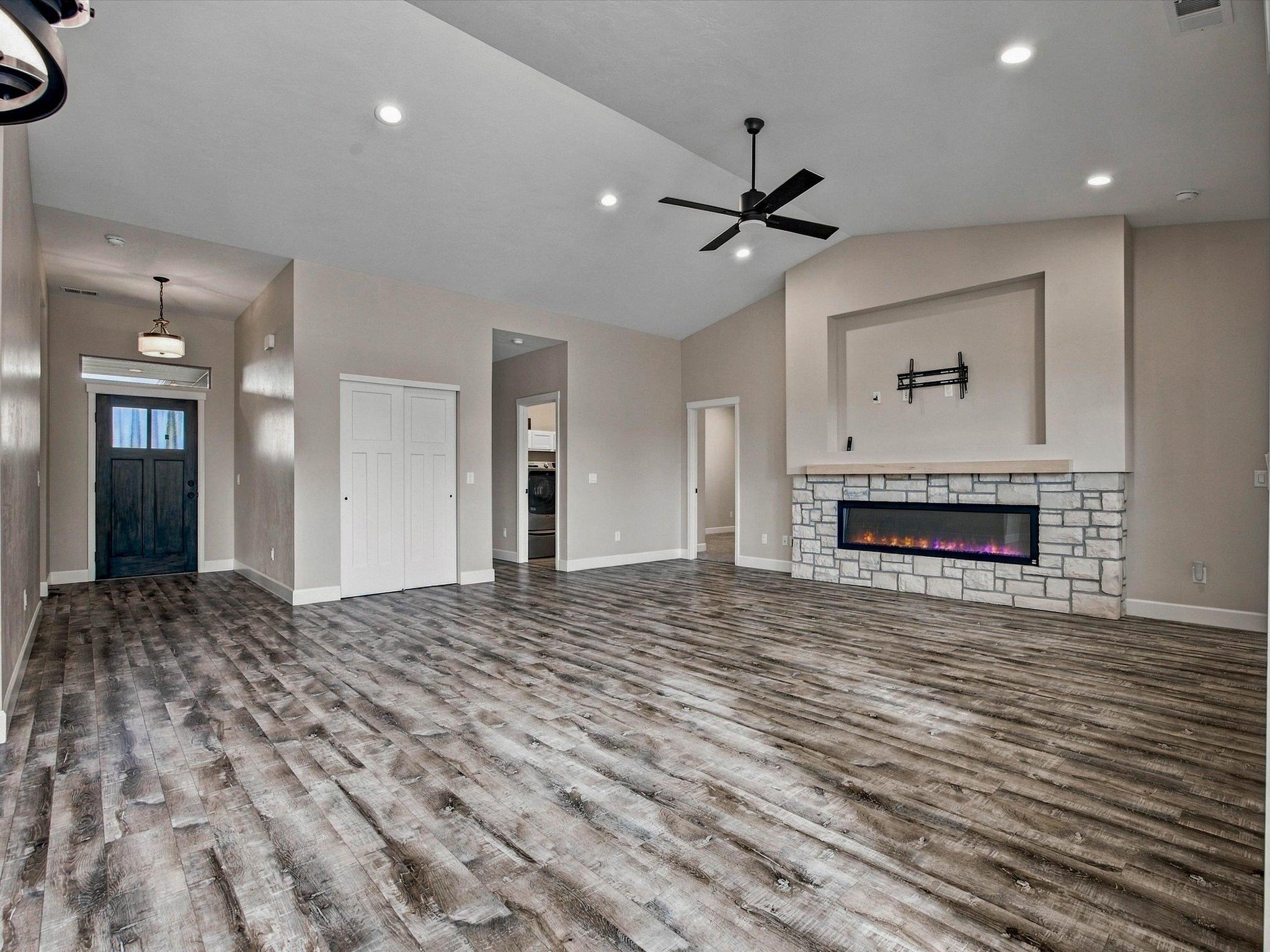 680 Arran Way Property Photo 5