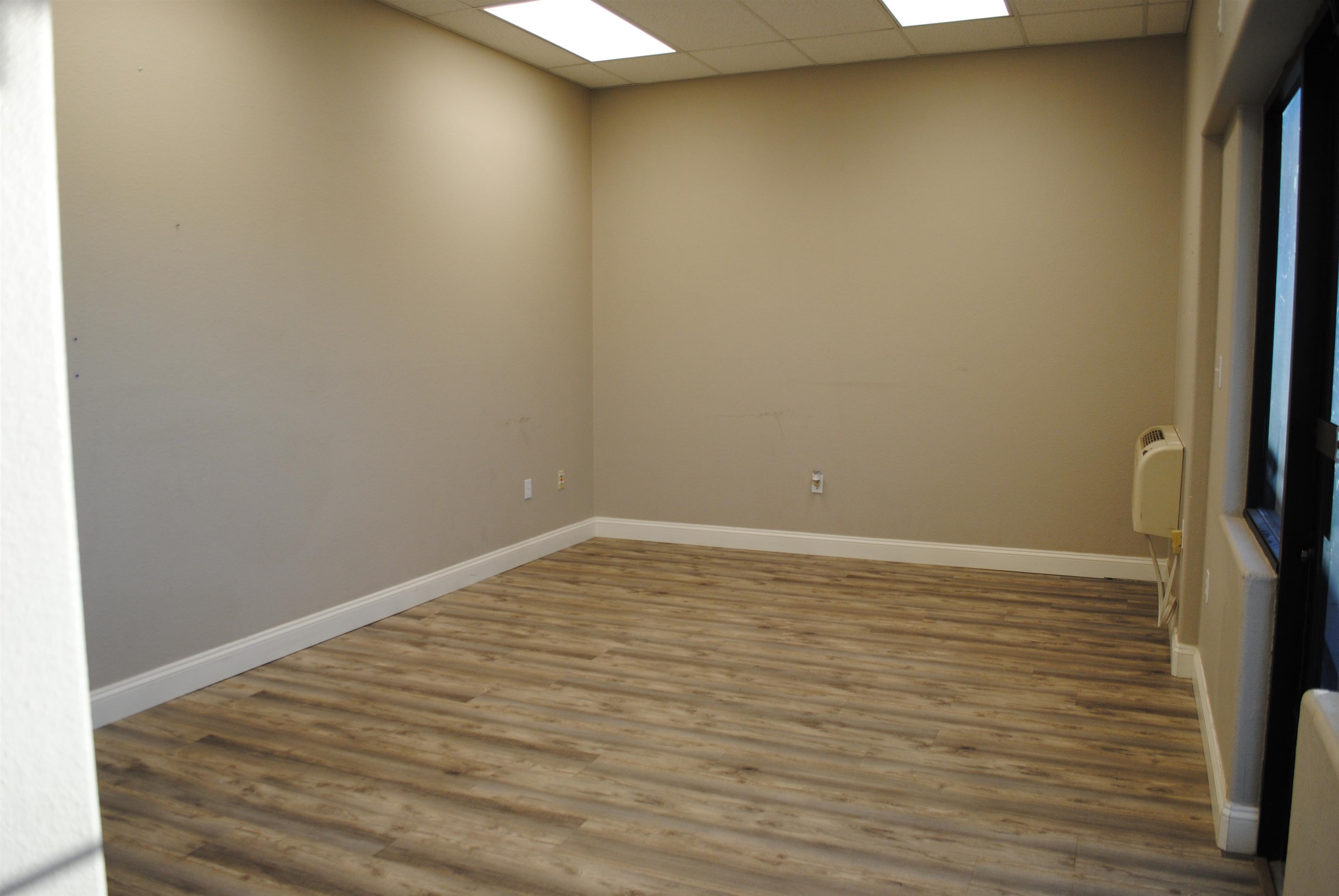 806 North Crest Drive Property Photo 2