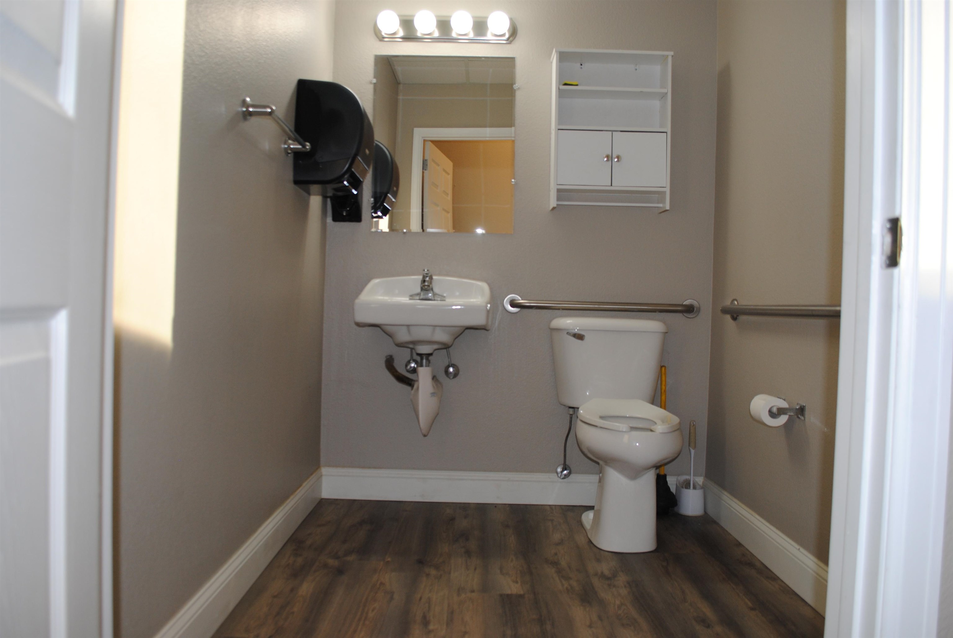 806 North Crest Drive Property Photo 3