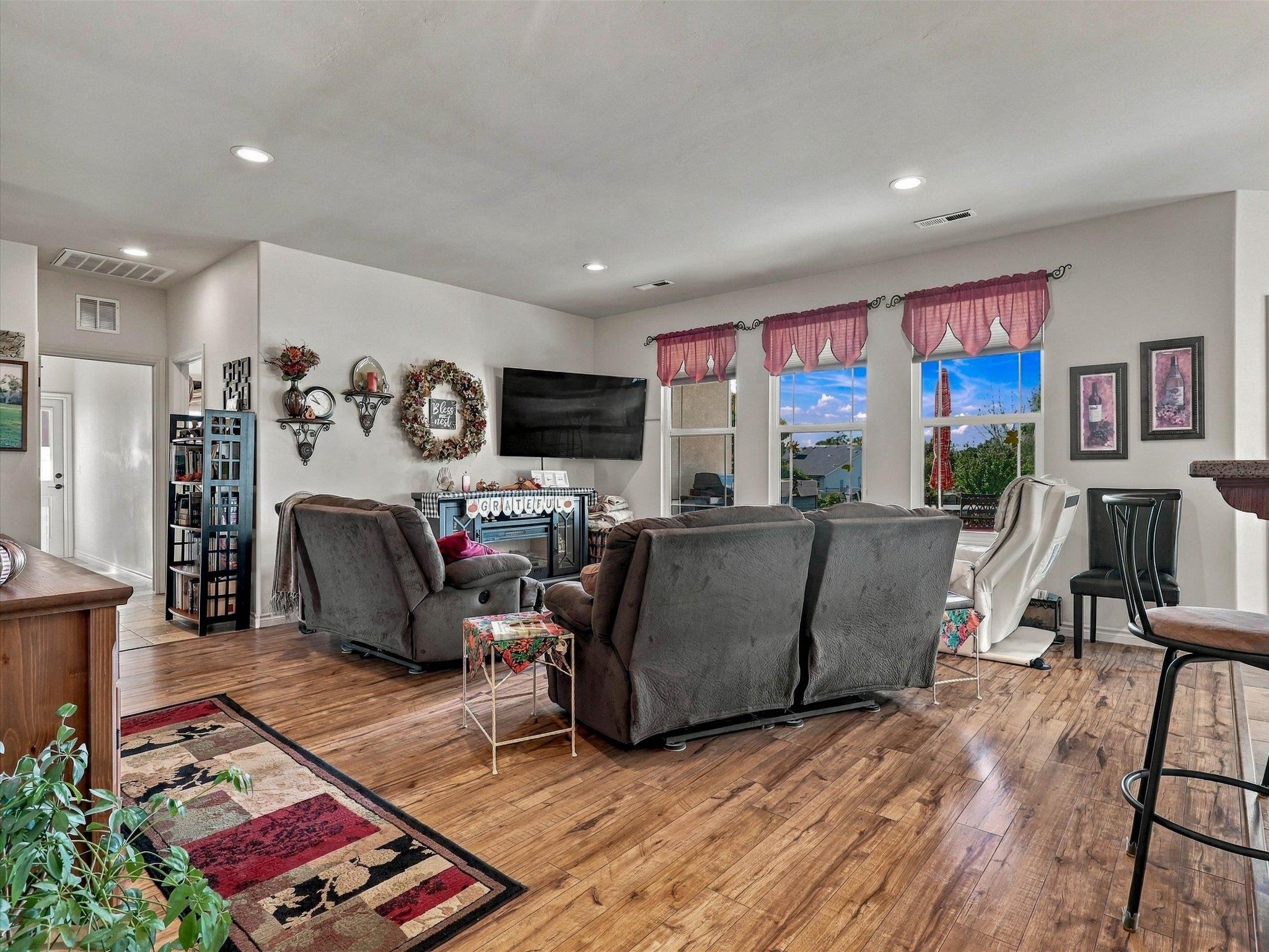 2913 Brodick Way Property Photo 6