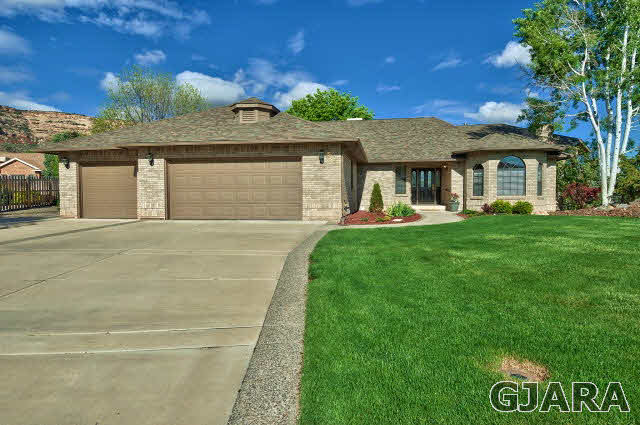 557 E Saddle Drive Property Photo 1