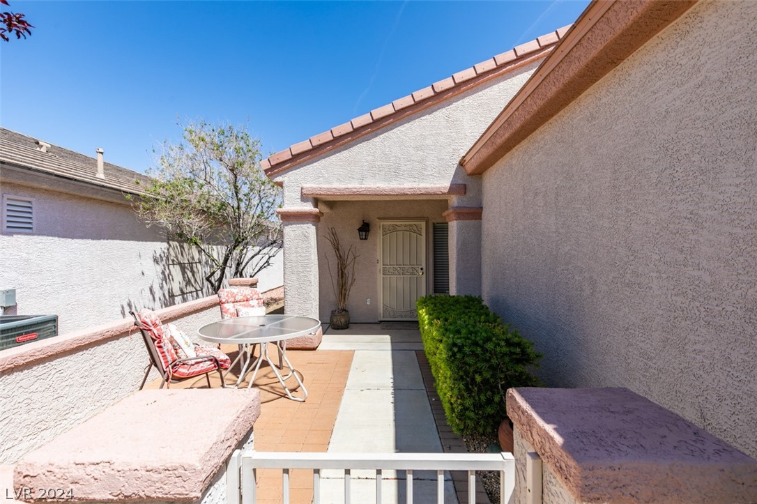 2092 Desert Woods Drive Property Photo 3