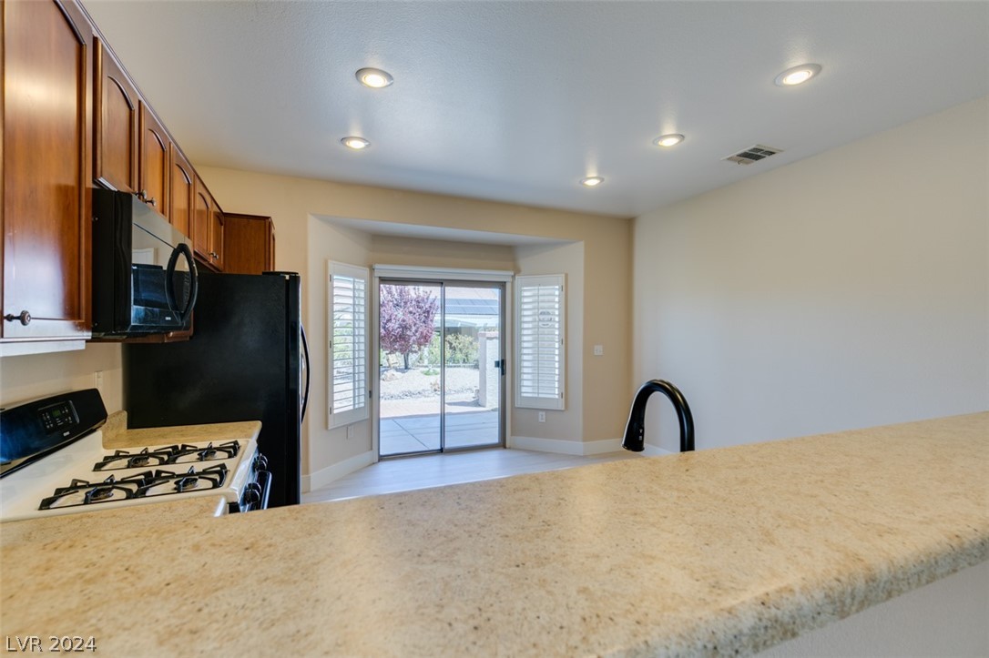 2092 Desert Woods Drive Property Photo 8