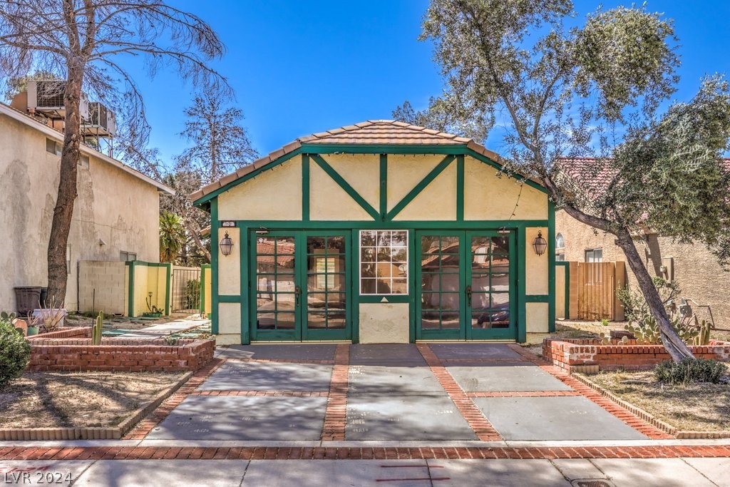 1627 Crystal Shadows Circle Property Photo 1