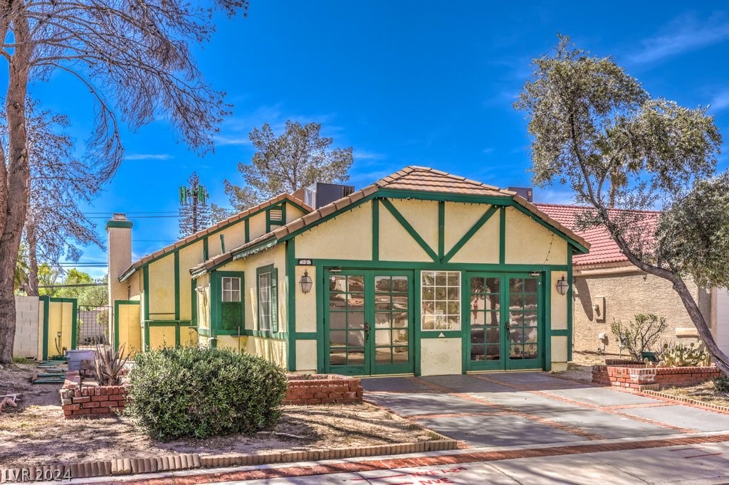 1627 Crystal Shadows Circle Property Photo 2