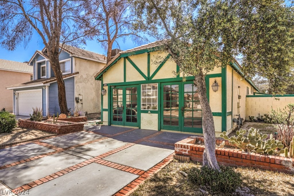 1627 Crystal Shadows Circle Property Photo 3