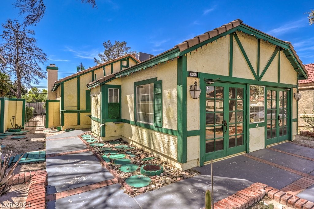 1627 Crystal Shadows Circle Property Photo 4