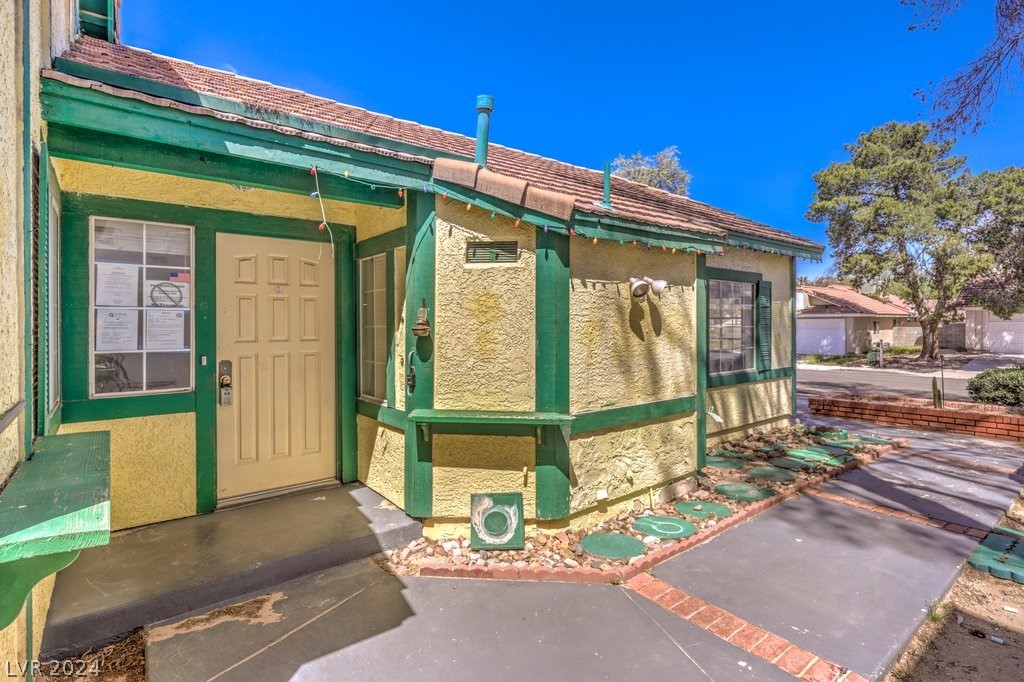 1627 Crystal Shadows Circle Property Photo 5
