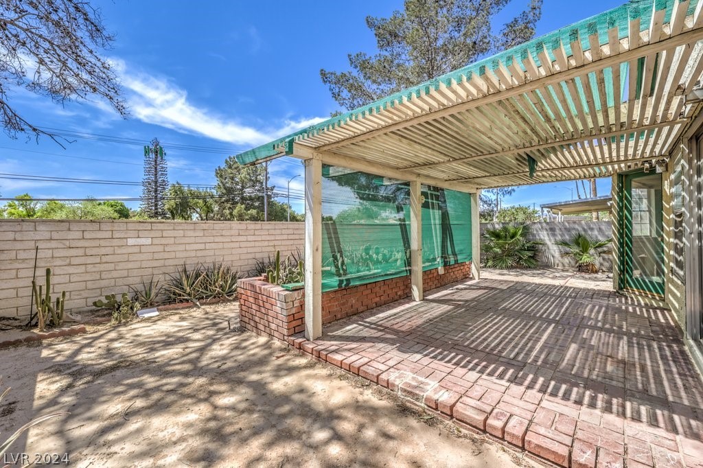 1627 Crystal Shadows Circle Property Photo 25