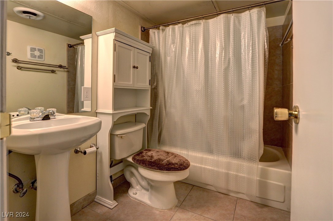 3077 Pinehurst Drive B Property Photo 9