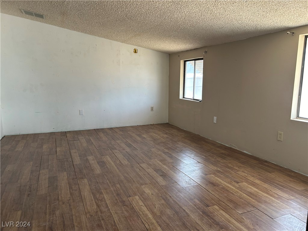 291 Greenwater Street Property Photo 4