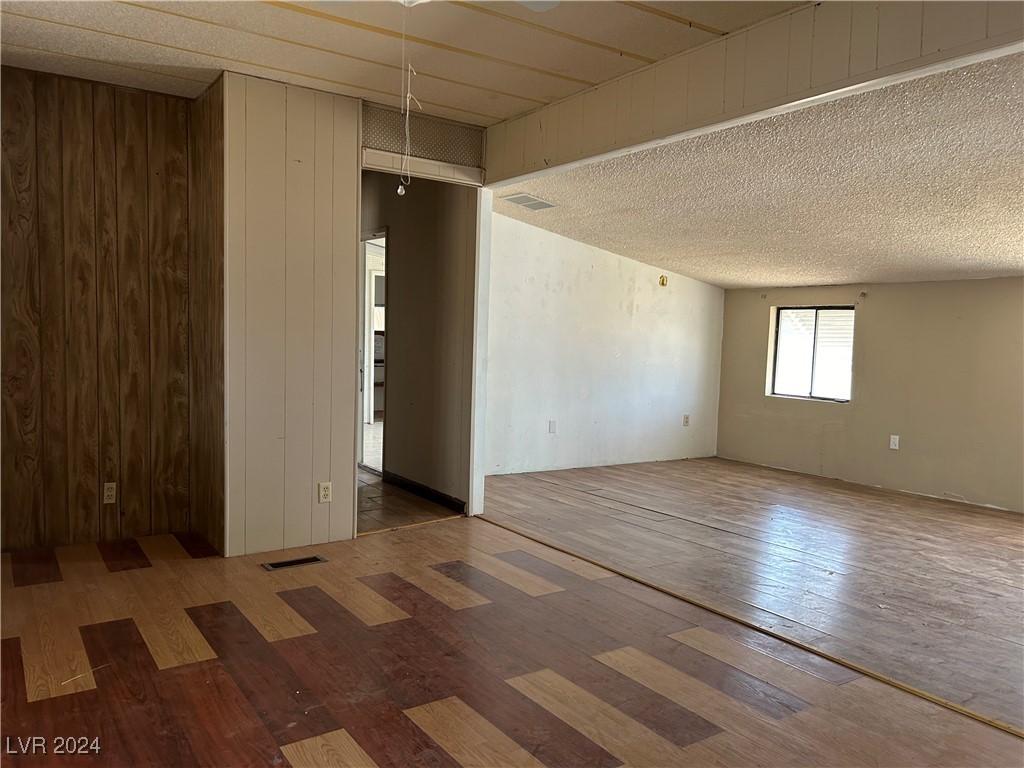 291 Greenwater Street Property Photo 6