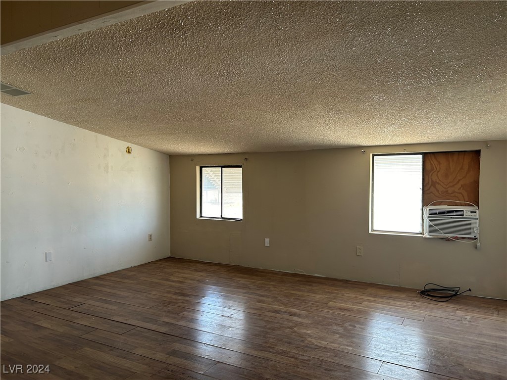 291 Greenwater Street Property Photo 16