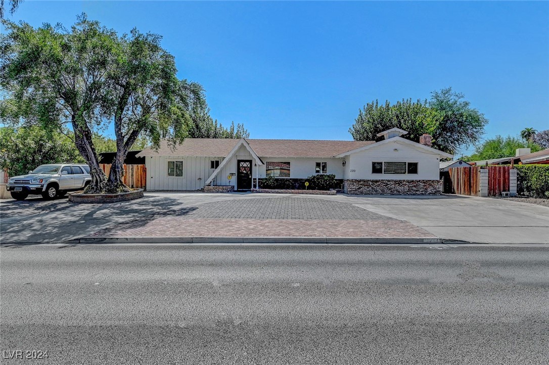 2213 West Oakey Boulevard Property Photo