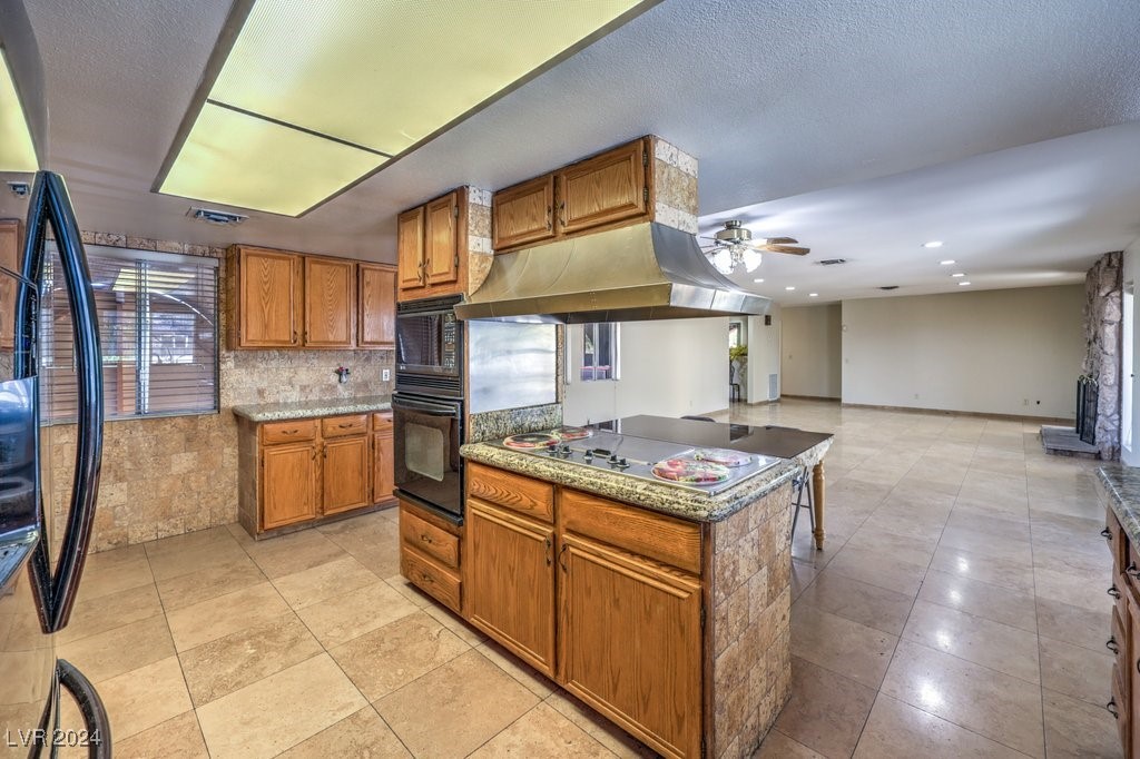 2880 Red Rock Street Property Photo 11