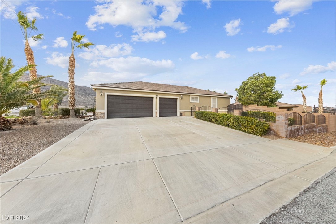200 West Desert Rose Drive Property Photo 5