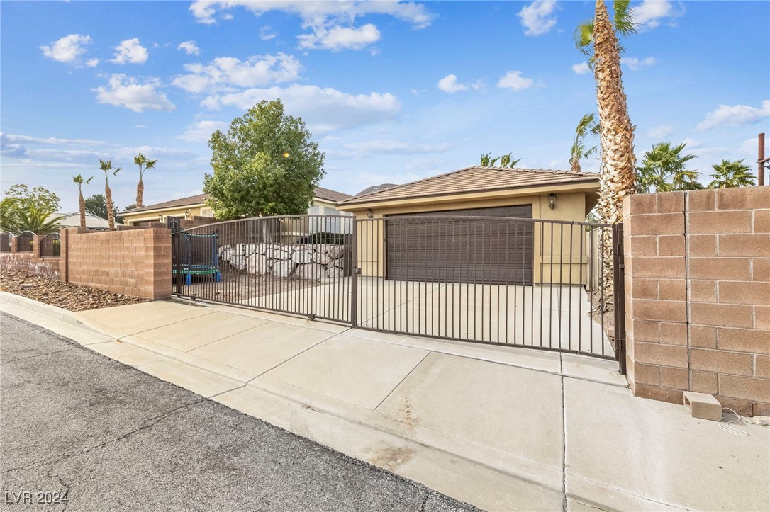 200 West Desert Rose Drive Property Photo 6