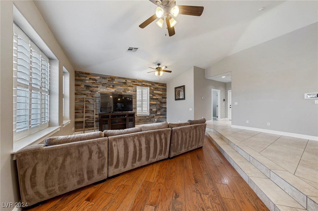 200 West Desert Rose Drive Property Photo 27
