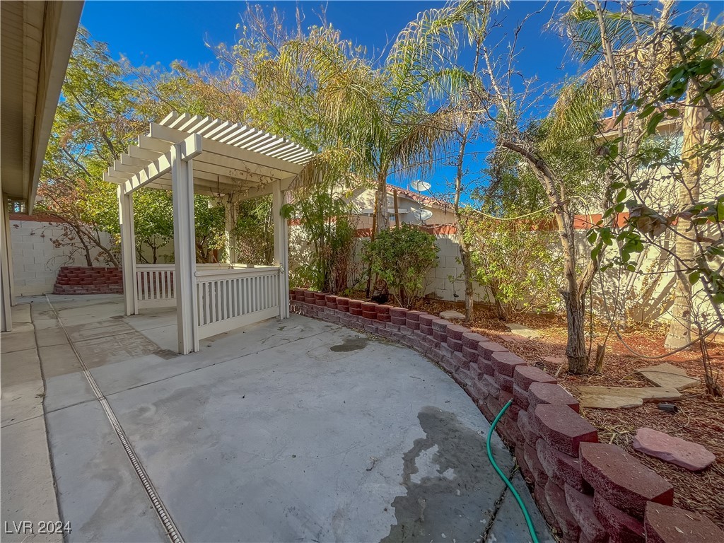 8232 Crown Peak Avenue Property Photo 3