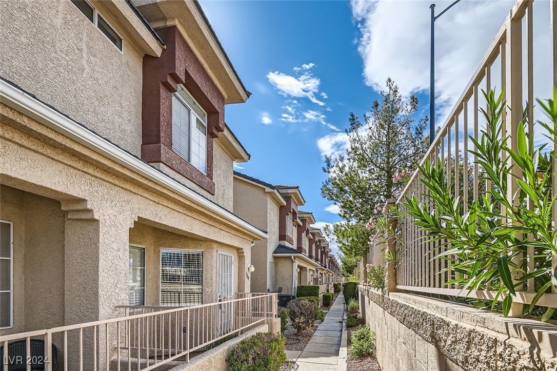 1229 Nevada Sky Street Property Photo 2