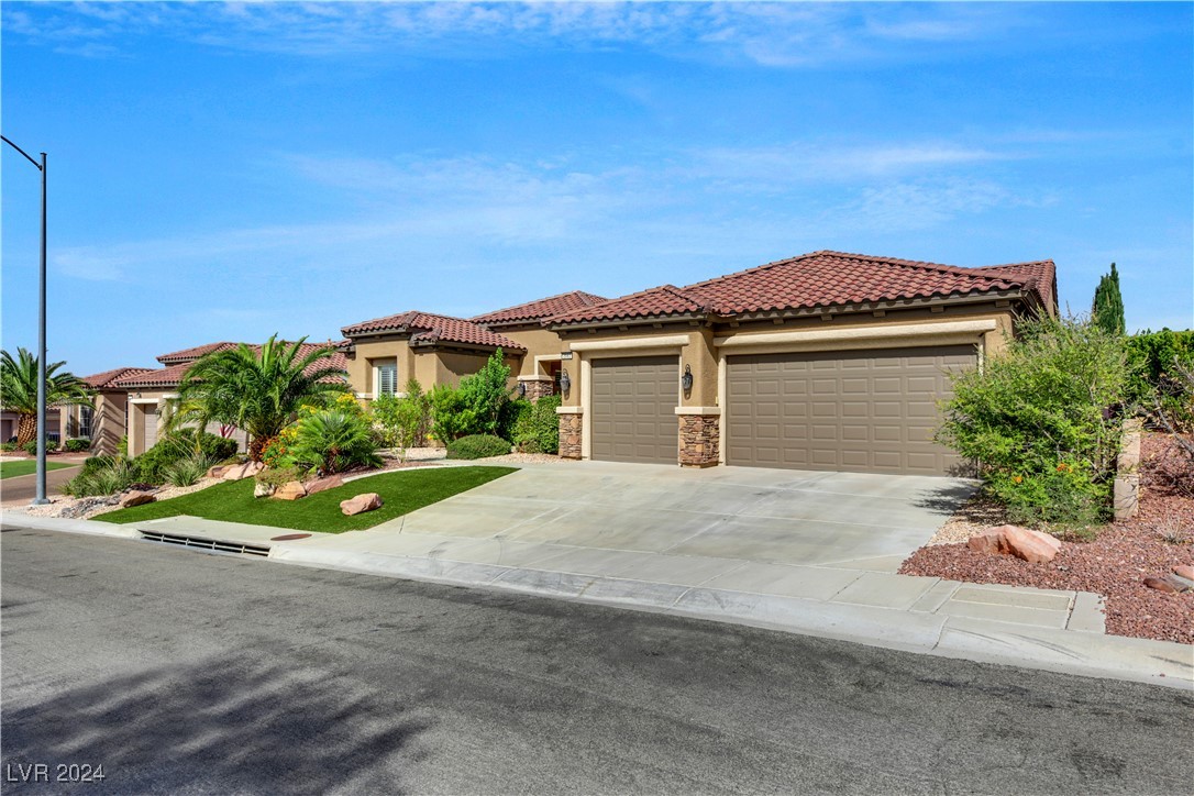 2082 Twin Falls Drive Property Photo 2