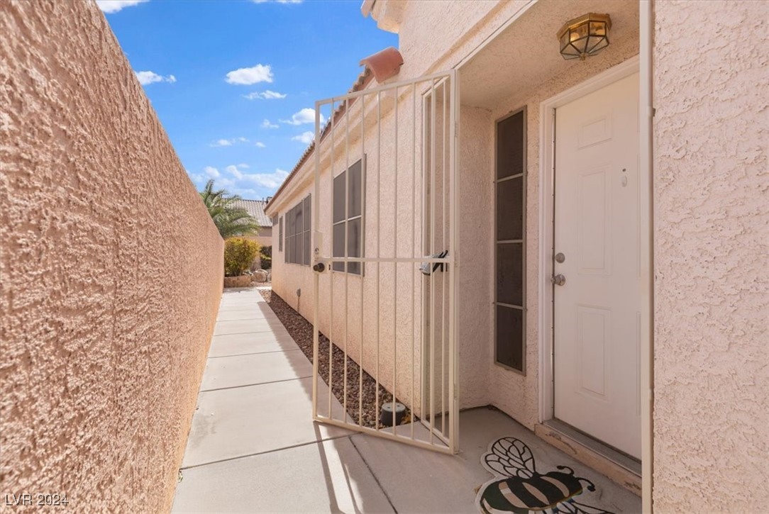 9131 Indian Breeze Drive Property Photo 3