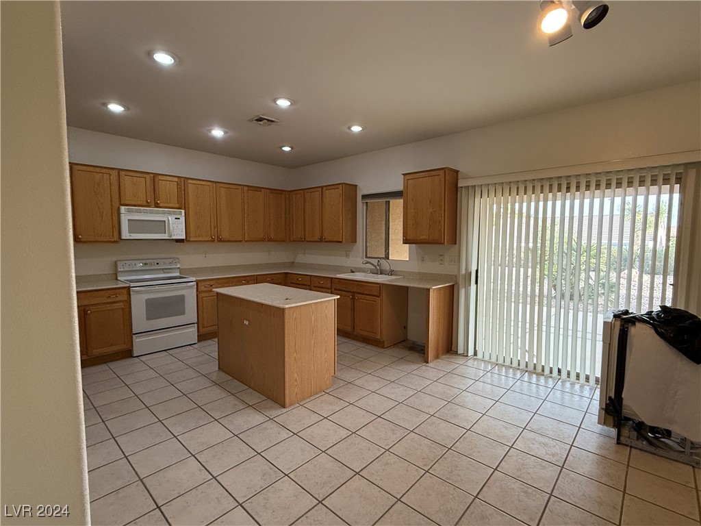 2136 Desert Woods Drive Property Photo 8