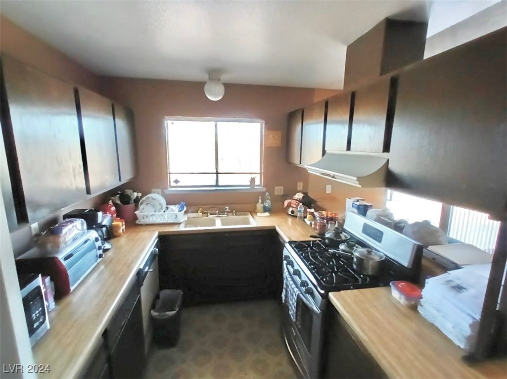 225 South Cimarron Road Property Photo 4