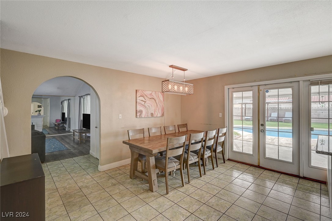 3933 Manford Circle Property Photo 13