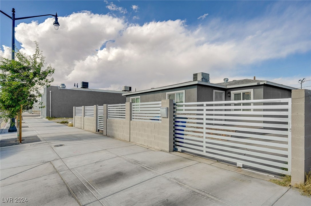 310 Jackson Avenue Property Photo 3