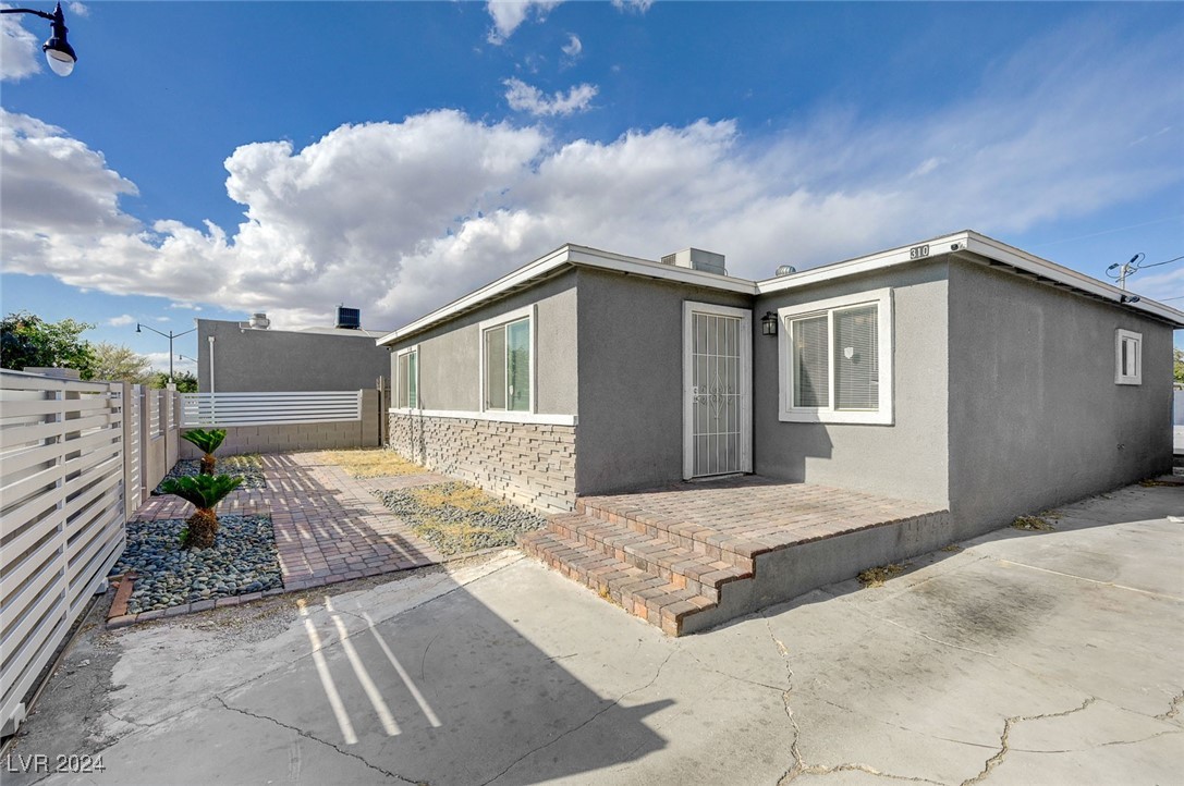 310 Jackson Avenue Property Photo 4