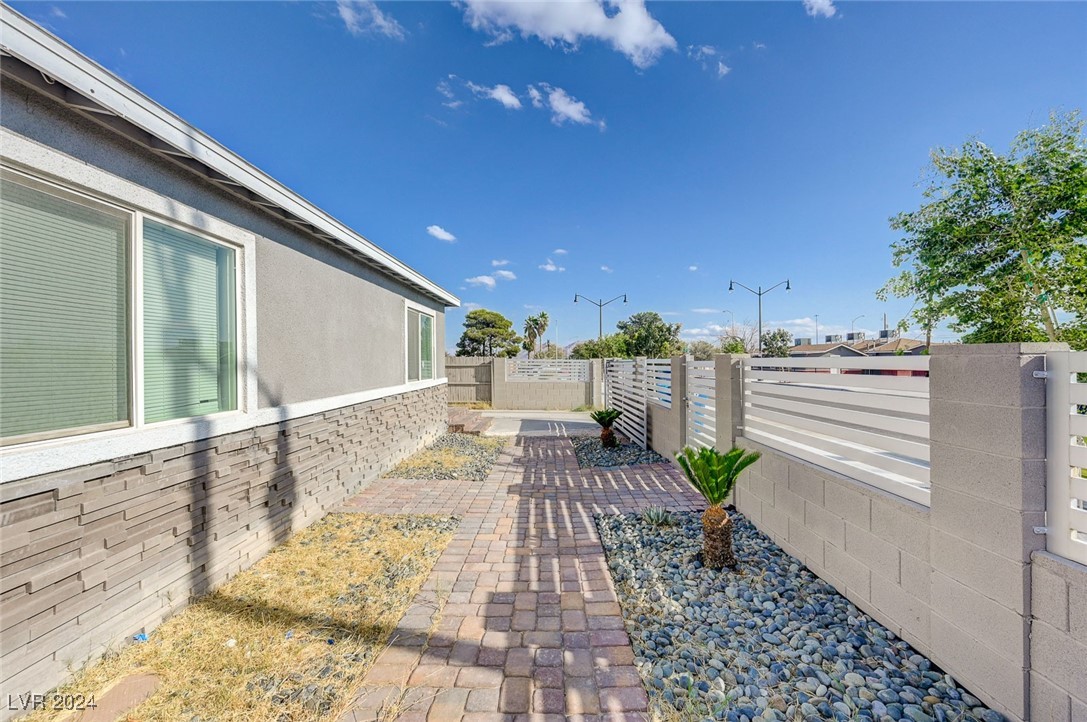 310 Jackson Avenue Property Photo 6