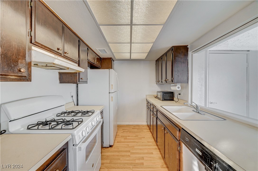 1420 Vegas Valley Drive 18 Property Photo 11