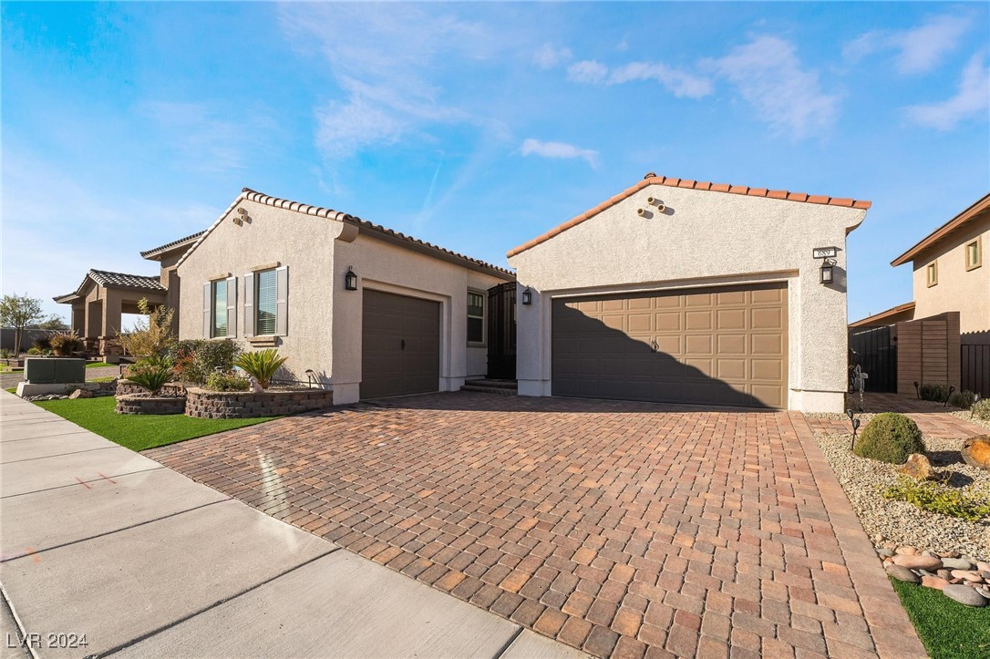 689 Corelli Cove Street Property Photo 44