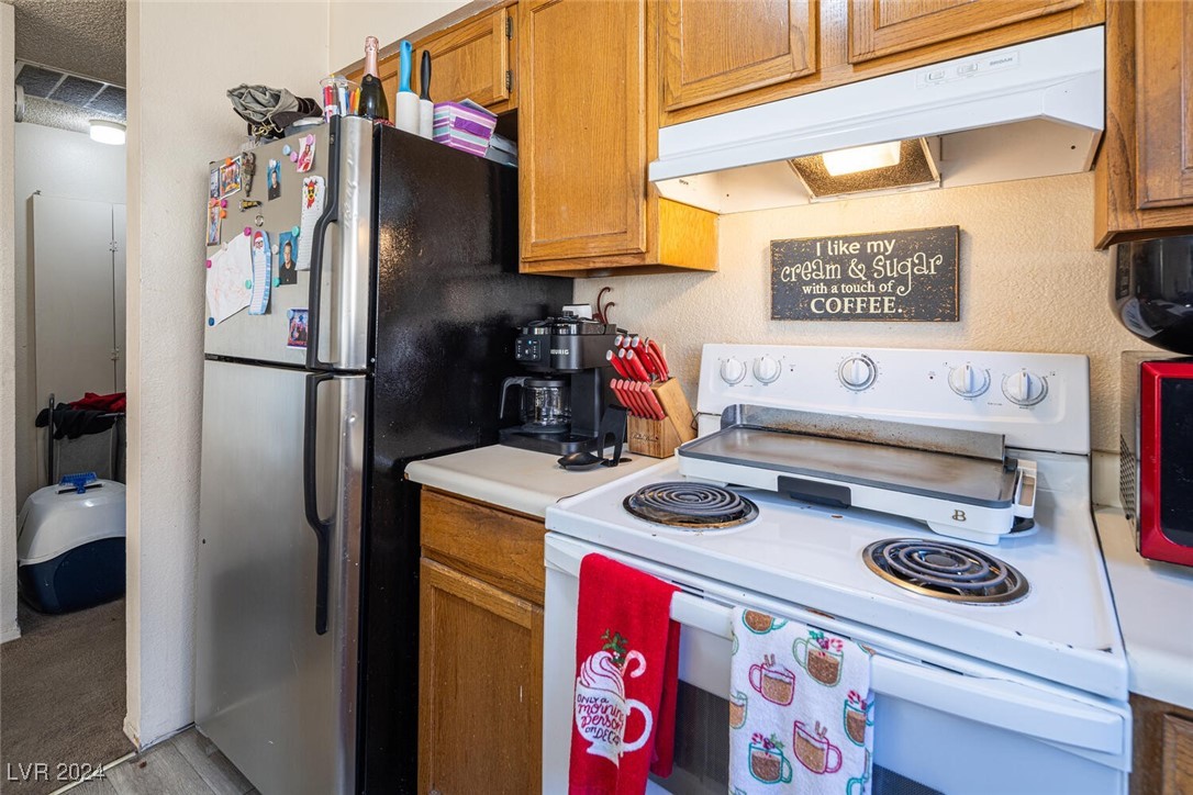 582 Grimsby Avenue Property Photo 9