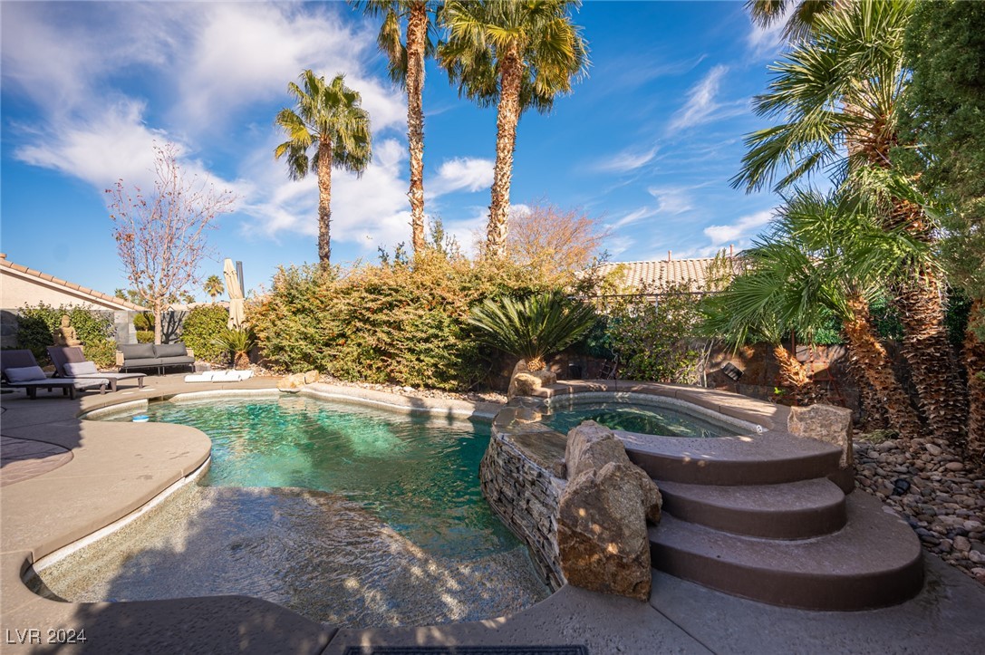 340 Autumn Palace Court Property Photo 3