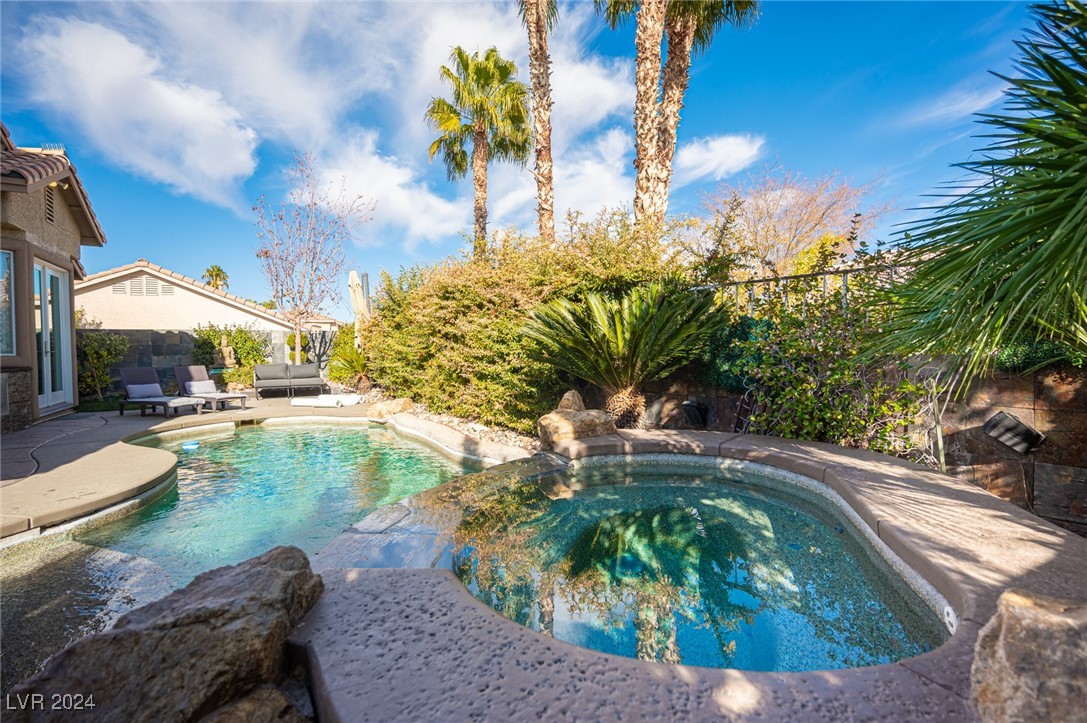 340 Autumn Palace Court Property Photo 4