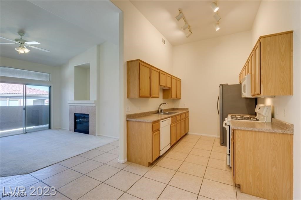 2305 West Horizon Ridge Parkway 2024 Property Photo 11