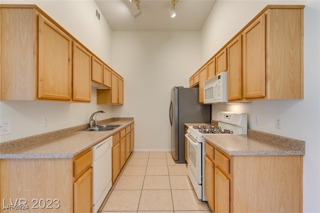2305 West Horizon Ridge Parkway 2024 Property Photo 12