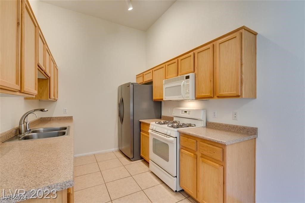 2305 West Horizon Ridge Parkway 2024 Property Photo 13