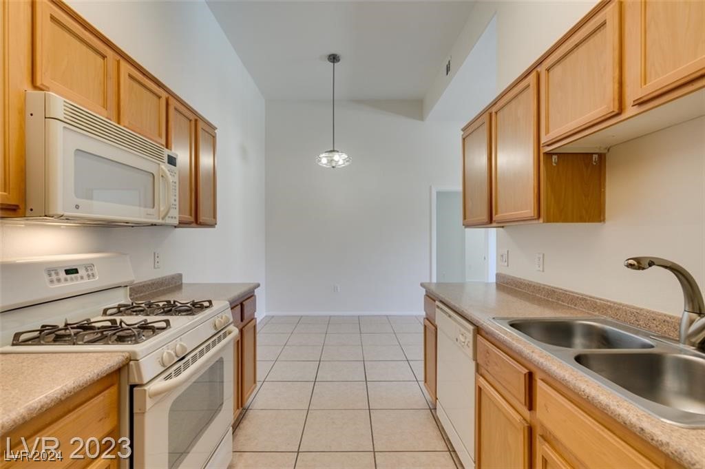 2305 West Horizon Ridge Parkway 2024 Property Photo 17