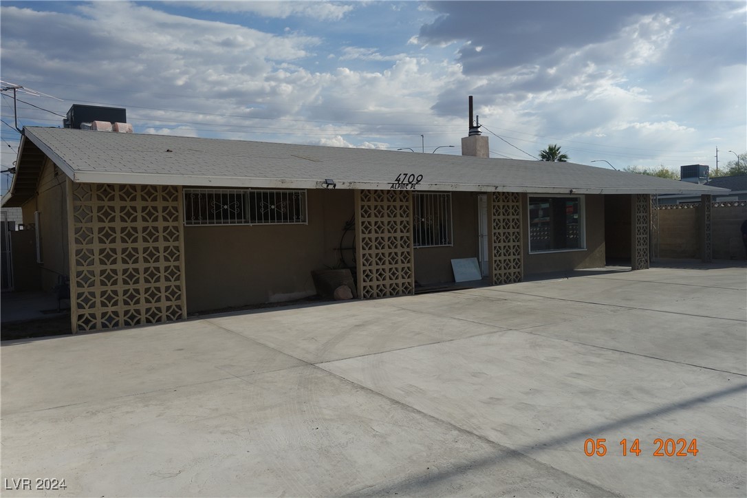 4709 West Alpine Place Property Photo 4