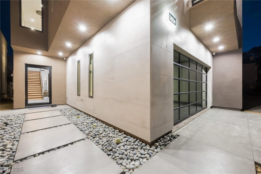 2824 Queens Courtyard Drive Property Photo 2
