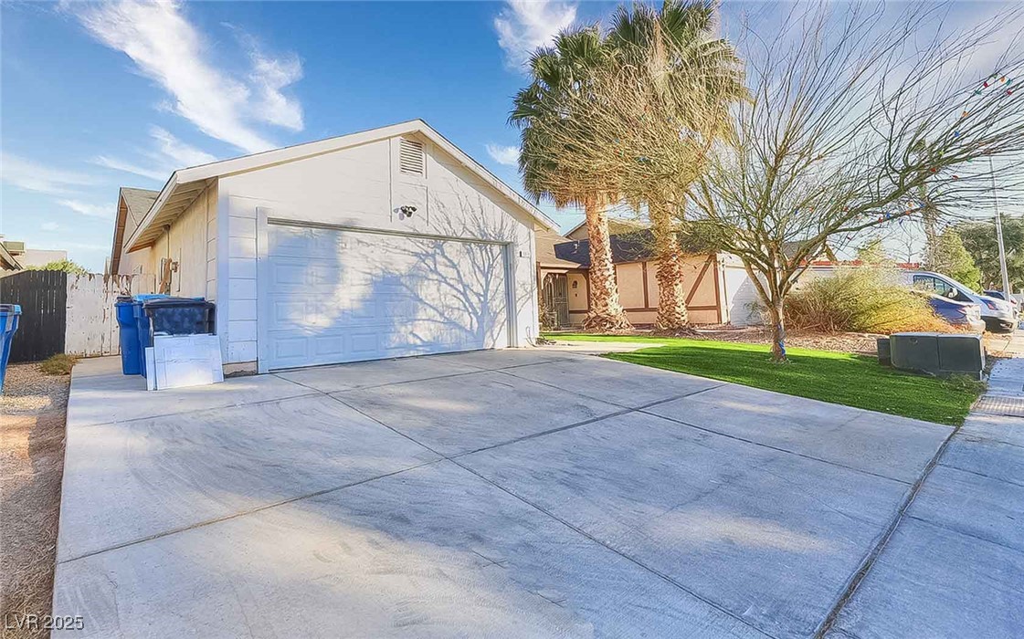 1574 Teardrop Street Property Photo 3