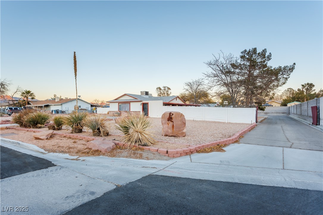 4300 San Mateo Street Property Photo 5
