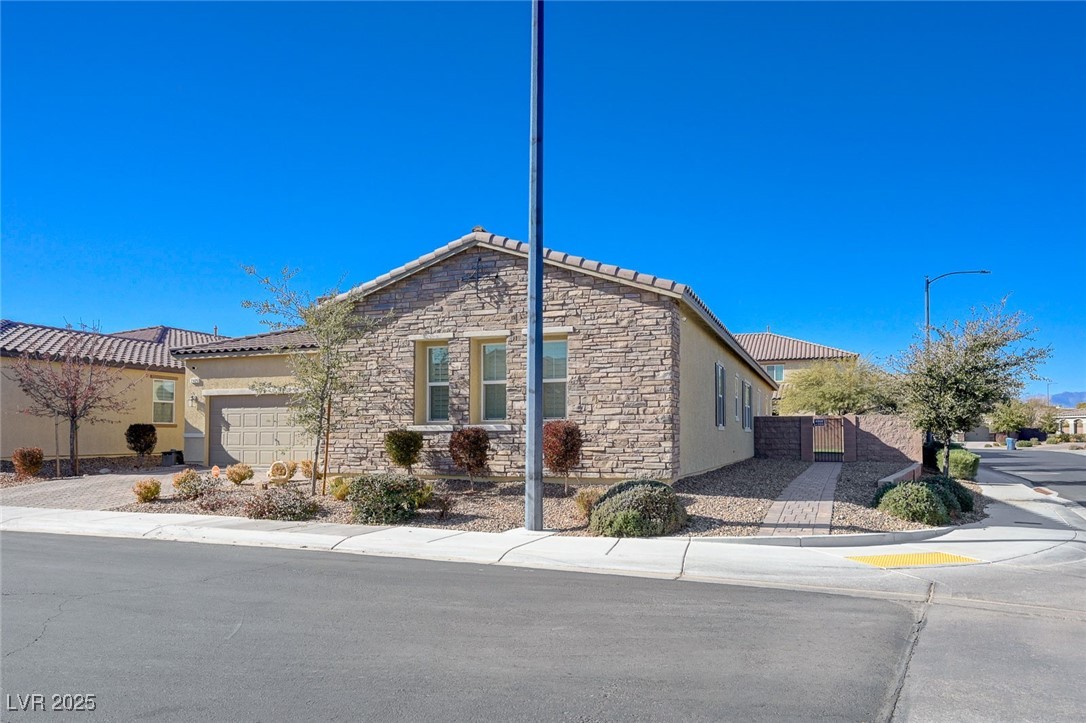 2425 Amatrice Street Property Photo 3