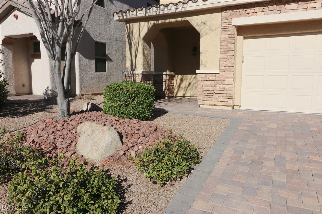 242 Botanic Gardens Drive Property Photo 4
